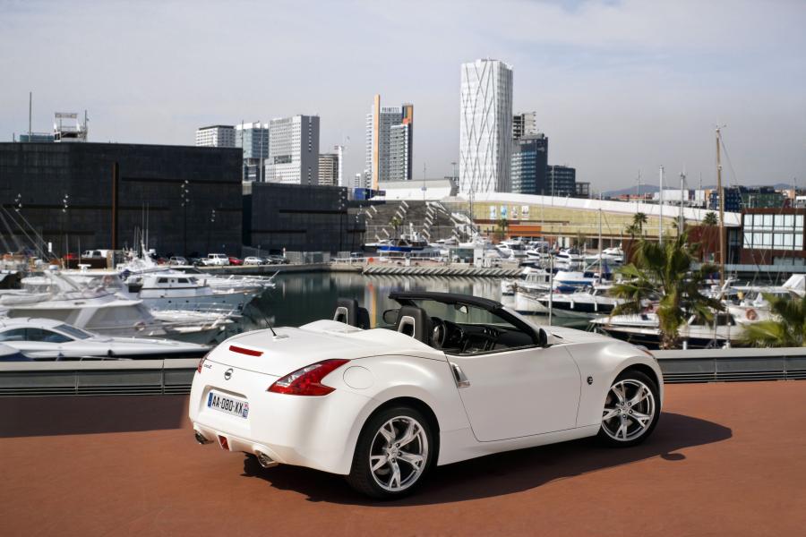  Nissan 370Z Roadster 2011 года  (фото 14 из 16)